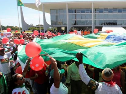 Manifestaci&oacute;n a favor de la destituida Dilma Rousseff en la capital de Brasil.