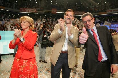 Esperanza Aguirre aplaude durante el acto acompañada de Mariano Rajoy (en ese momento presidente del Partido Popular) y del entonces alcalde de Madrid, Alberto Ruiz-Gallardón.