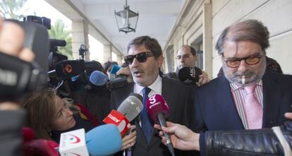 El ex director general de Trabajo Javier Guerrero, a las puertas de los juzgados de Sevilla junto a su abogado, Fernando de Pablo.