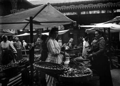 Vendedora del antiguo mercado de La Ribera de Bilbao, junto a la iglesia de San Antón.