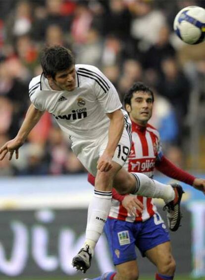 Huntelaar, que ayer, se estrenó como goleador con el Madrid, en un remate de cabeza.