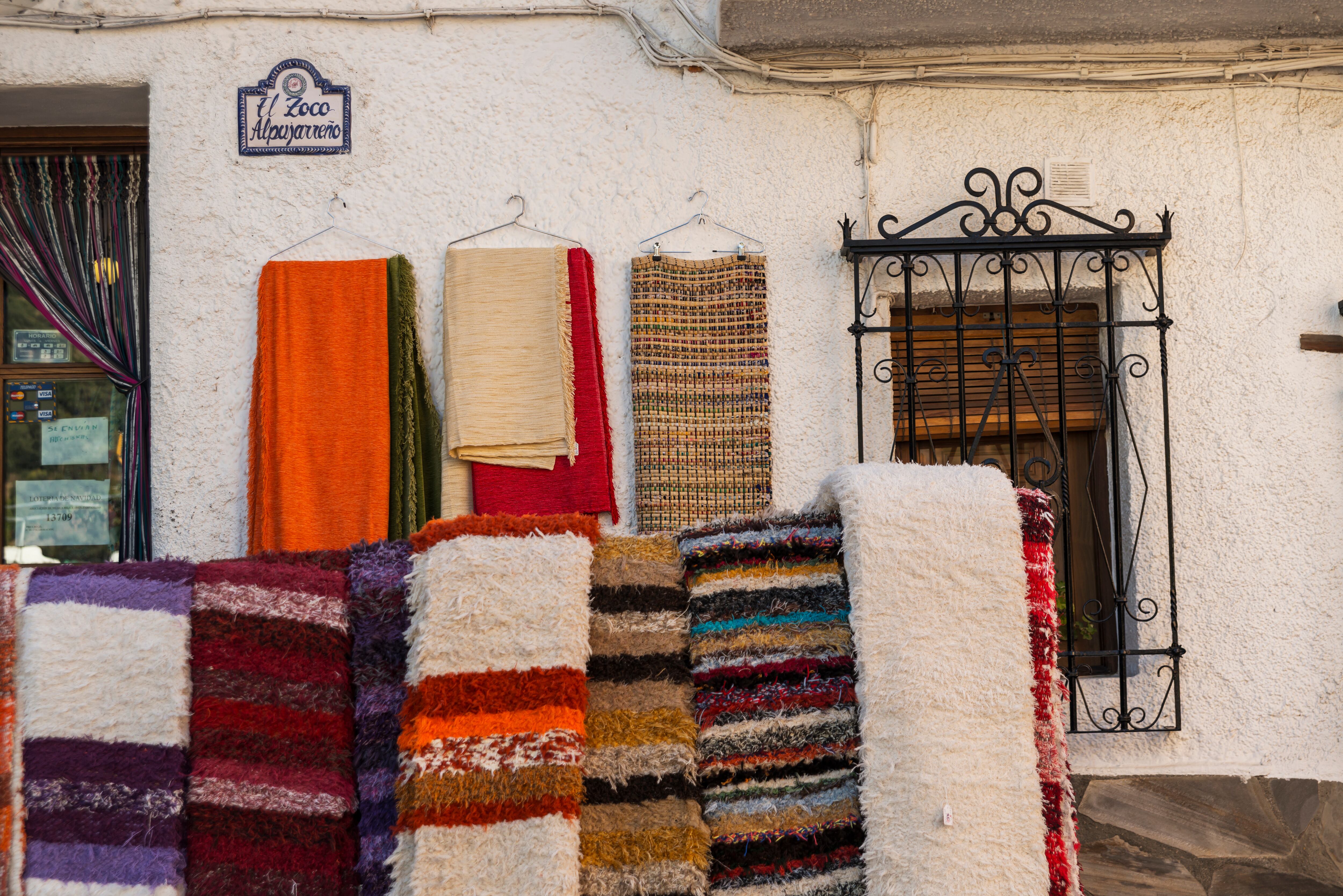 Detalle de un zoco en el pueblo alpujarreño de Pampaneira, en Granada (Andalucía).