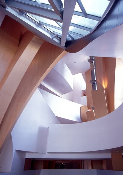 La aparente ausencia de armonía en la estructura interior del Disney Concert Hall, obra de Frank Gehry, genera, sin embargo, una excelente acústica en el auditorio que aloja en su interior, con capacidad para 2.265 personas; es la sede actual de la orquesta filarmónica de Los Ángeles. Aunque el edificio es de construcción posterior al Museo Guggenheim de Bilbao, los diseños del proyecto californiano son previos a los del centro de arte bilbaíno. <a href="http://www.laphil.com/" rel="nofollow" target="_blank">www.laphil.com</a><b></b>
