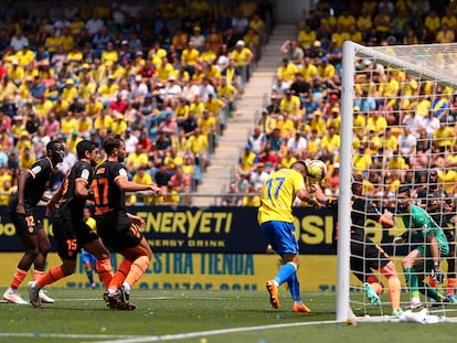 Gonzalo Escalante marca el primer gol del partido de la Liga entre el Cádiz y el Valencia, en el Nuevo Mirandilla este domingo.