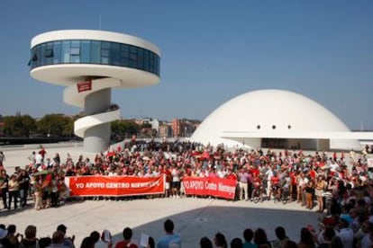 Several thousand people demonstrated against the closure of the Niemeyer center in Avilés on Sunday.