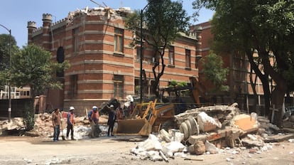 Vista d'un edifici danyat després del sisme de magnitud 7,1 a l'escala de Richter.