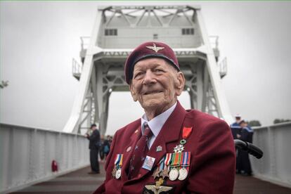 Ray Shuck, de 95 años, fue uno de los paracaidistas que participó en el desembarco de Normandía en la Segunda Guerra Mundial, posa en el puente Pegaso por el 74 aniversario del Día D.