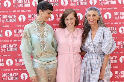 De izquierda a derecha, Cecilia Gómez, Carla Simón y Ángela Molina, en el evento de Miu Miu.