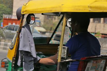 Los conductores de 'autorickshaws' viven expuestos al ruido de cláxones ajenos.