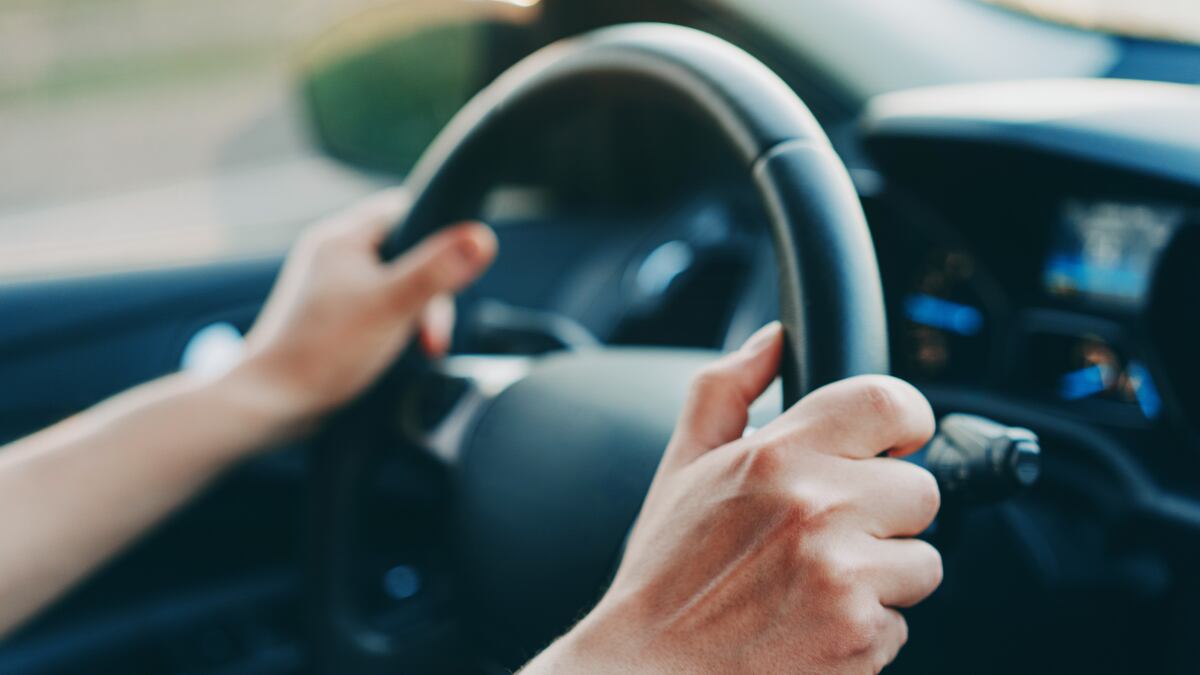 Prolonga la vida útil del volante de tu coche con este accesorio de Amazon