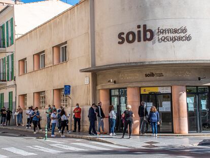 Varias personas hacen cola ante una oficina del Servicio de Ocupación y Empleo de Baleares, este martes en Palma.