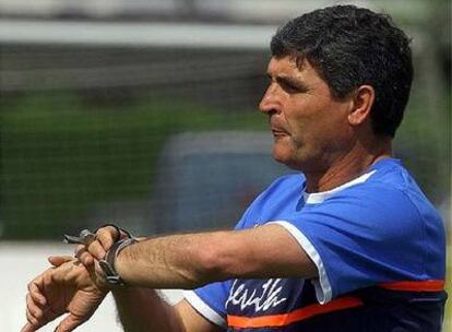 Juande Ramos da instrucciones en un entrenamiento del Sevilla