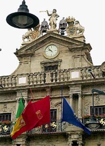 Las banderas del Ayuntamiento de Pamplona amanecían a a media asta en señal de duelo por los atentados.