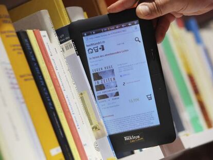 Vista de un libro electr&oacute;nico en una estanter&iacute;a antes de la inauguraci&oacute;n de la Feria del Libro de Fr&aacute;ncfort (Alemania), en 2009.