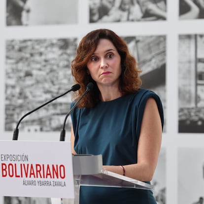 21-10-24. (DVD 1237).  La presidenta de la Comunidad de Madrid, Isabel Daz Ayuso, ha inaugurado hoy en la Puerta del Sol la exposicin Bolivariano, del artista ?lvaro Ybarra Zavala, sobre el pueblo de Venezuela.   Jaime Villanueva/El Pas