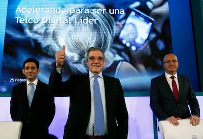 César Alierta, entre José María Álvarez-Pallete (izquierda) y Ángel Vilá Boix, durante la presentación de resultados de Telefónica en 2015. 
