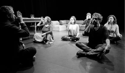 De izquierda a derecha, Pietro Olivera, Gloria Muñoz, Camila Viyuela, Martiño Rivas, Pau Durà y Nuria Mencía, durante un ensayo de 'La respiración'.