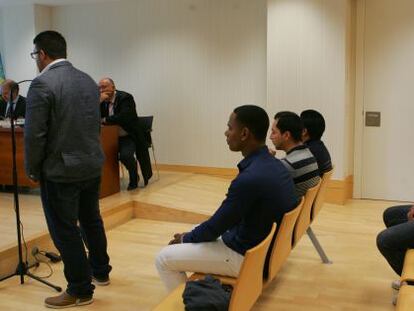 Varios de los acusados, en el juicio celebrado ayer en Elche. 