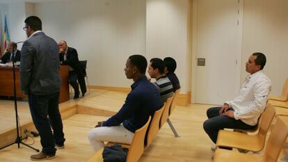 Varios de los acusados, en el juicio celebrado ayer en Elche.