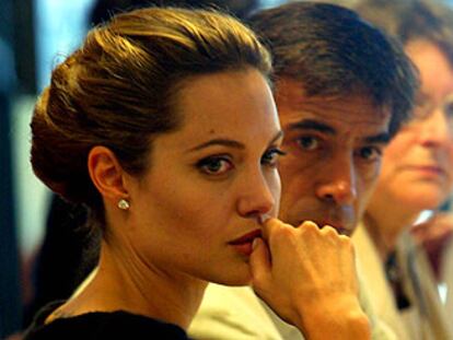 Angelina Jolie, junto a Imanol Arias, en Barcelona.