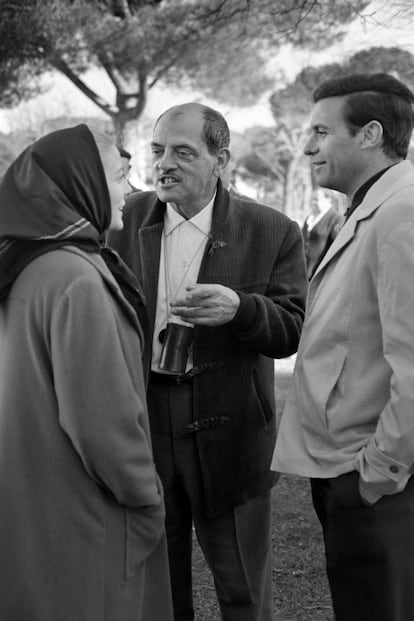 El director aragonés dialoga con los actores Silvia Pinal, que trabajaba por primera vez con "don Luis", y Francisco Rabal.