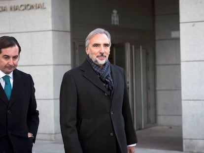 Juan Asúa, a la derecha, acompañado de su abogado a llegada a la Audiencia Nacional en noviembre de 2019, cuando fue citado por primera vez por el 'caso BBVA-Villarejo'.