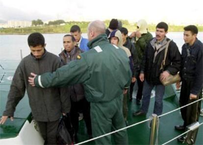 Al menos ocho de los inmigrantes supervivientes han huido al llegar a la costa. La Guardia Civil ha montado un dispositivo para detenerlos.