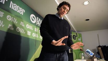 Iñaki Gerabarrena, cuando era presidente del PNV de Álava, en una rueda de prensa sobre el caso Tellería.