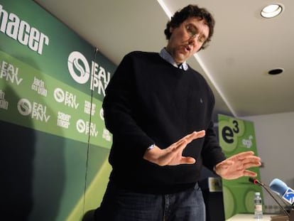 Iñaki Gerabarrena, cuando era presidente del PNV de Álava, en una rueda de prensa sobre el caso Tellería.