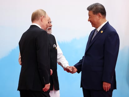 Xi Jinping (derecha) saluda a Narendra Modi (centro) y Vladímir Putin, este domingo en Tianjin (China).