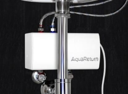 Este sistema cuenta con un sensor que mide la temperatura del agua desde el momento en el que se abre el grifo y si ésta llega fría es devuelta por Aqua Return a la tubería de agua fría. Cuando por fin llega caliente, el dispositivo emite un sonido de alerta y automáticamente da paso a ella en el grifo.