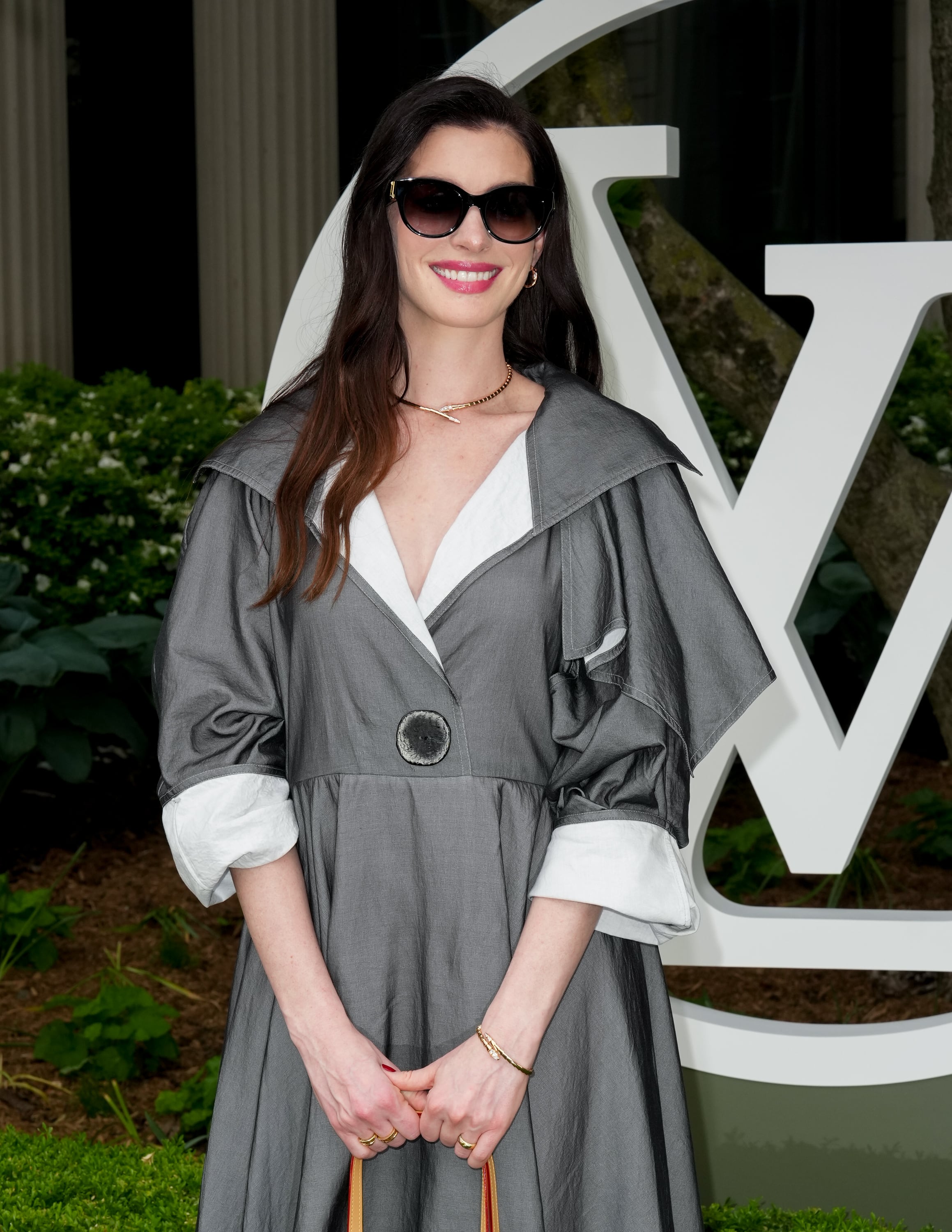 Anne Hathaway sin miedo a mostrar su barriga: todos los gloriosos ‘looks’ de embarazada de su nueva gira