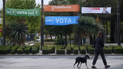 Pancartas electorales de PSOE, PP, Ciudadanos y Unidas Podemos en un parque de la localidad sevillana de Bollullos de la Mitación.