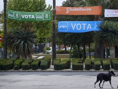 Pancartas electorales de PSOE, PP, Ciudadanos y Unidas Podemos en un parque de la localidad sevillana de Bollullos de la Mitación.