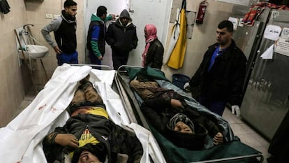 Familiares dos dois adolescentes mortos em Gaza, diante de seus restos no instituto médico legal de um hospital de Rafah.