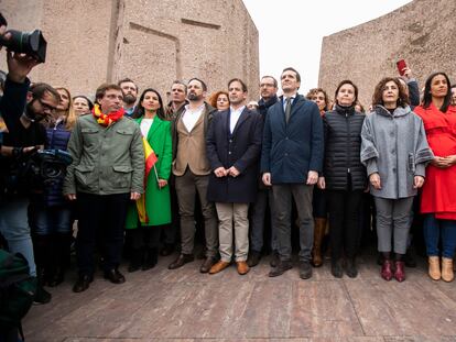 Escenario del acto de Colón, en febrero de 2019, con Santiago Abascal, tercero por la izquierda; Pablo Casado, quinto; y Albert Rivera, segundo por la derecha, en primera fila.