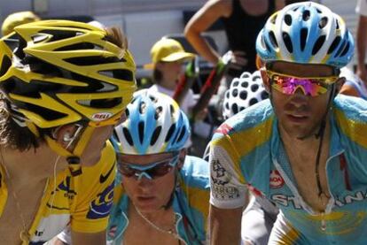 Schleck y Contador se miran en presencia de Vinokúrov en un momento de la decimosexta etapa.