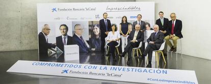 De izquierda a derecha, de pie, los doctores Eduard Gratacós y Maite Mendioroz, el director general de la Fundación La Caixa, Jaume Giró, y los doctores Pedro Alonso y Bonaventura Clotet. Sentados, la doctora María Blasco, el presidente de la Fundación La Caixa, Isidro Fainé y el doctor Valentín Fuster.