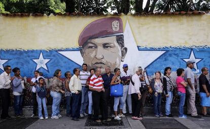 Chavistas esperam na rua para votar na consulta popular impulsionada pelos opositores do presidente Nicolás Maduro em Caracas (Venezuela).