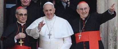 El papa Francisco (centro) saluda este miércoles en la basílica Santa María la Mayor de Roma.