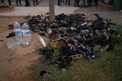 Las zapatillas de los migrantes, amontonadas en el exterior del CETI de Melilla, tras el salto.