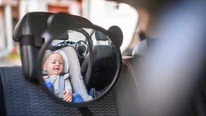 Permite visualizar a los más pequeños sin tener que girar la cabeza durante la conducción. GETTY IMAGES.