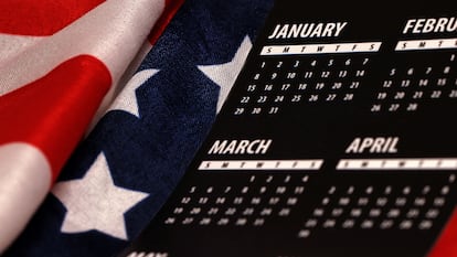 Bandera estadounidense con un calendario