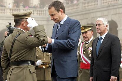 Rodríguez Zapatero y el presidente de Castilla-La Mancha, José María Barreda (derecha), en Toledo.