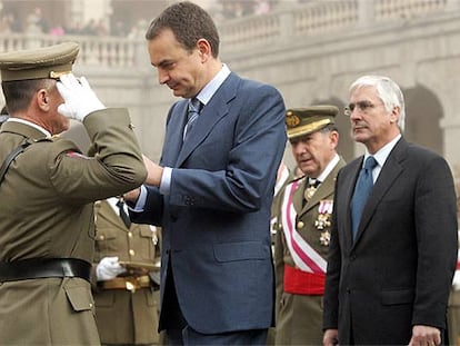Rodríguez Zapatero y el presidente de Castilla-La Mancha, José María Barreda (derecha), en Toledo.
