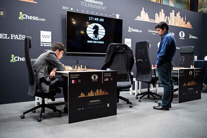 Nakamura mira a Firouzja mientras este piensa durante la partida entre ambos de la 3ª ronda, este domingo en el Palacio de Santoña