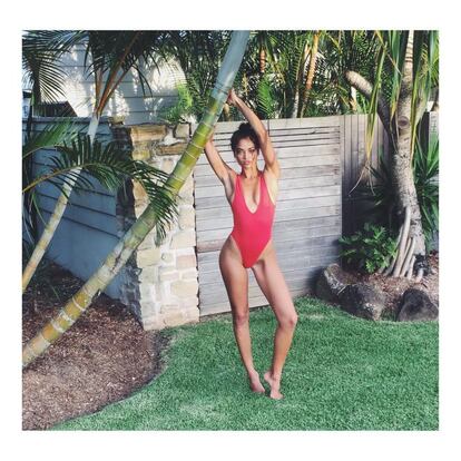 La modelo australiana Shanina Shaik con un bañador rojo con escote en 'v'.