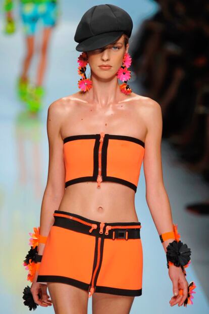 La firma italiana Blumarina presentó este conjunto de bandeau y minfalda naranja con remate en negro en su clección de Primavera/Verano 2012.

	Por María Romero.