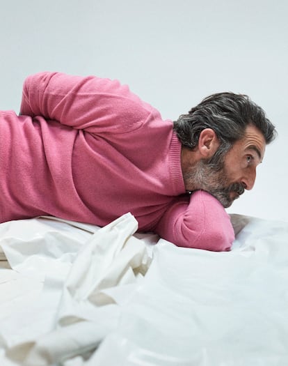 Luis Zahera nació en Santiago de Compostela en 1966. En esta fotografía, viste un jersey rosa de cachemira de Scotch & Soda.
