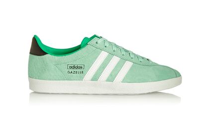 Zapatillas de deporte. Nos quedamos con el modelo Gazelle de Adidas, rebajado de 90 euros a 54 en Net-a-porter.